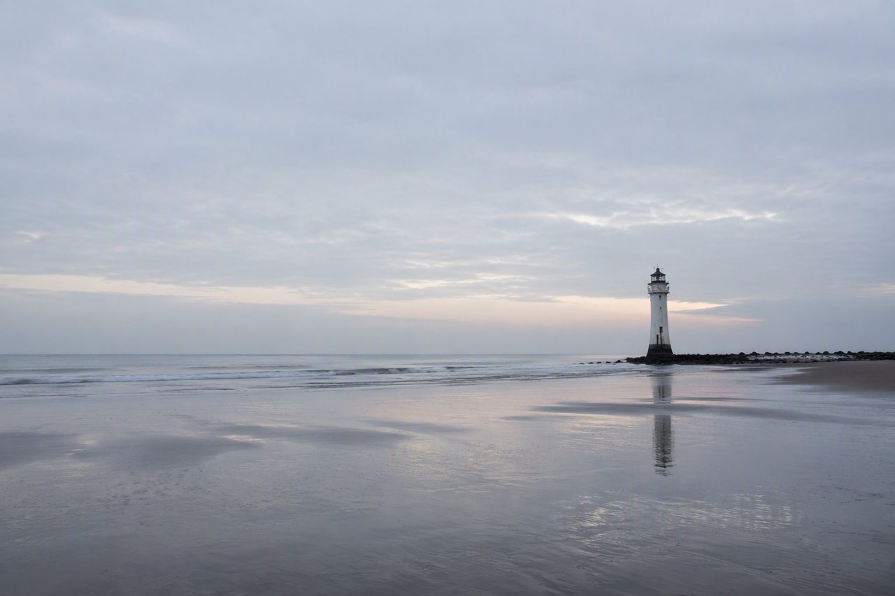Phare sur la côte belge, image de la protection qui tient bon face aux litiges